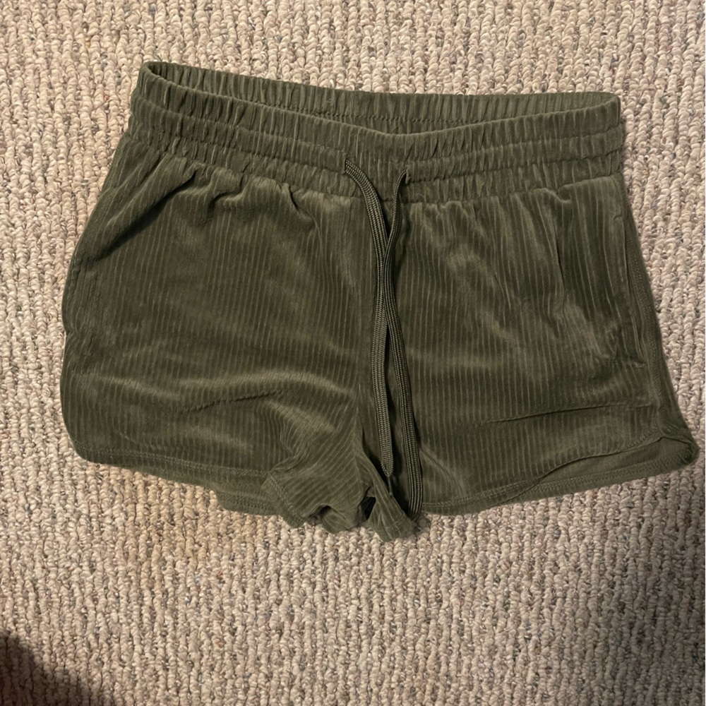 Velvet like shorts with pockets! Juniors Medium.